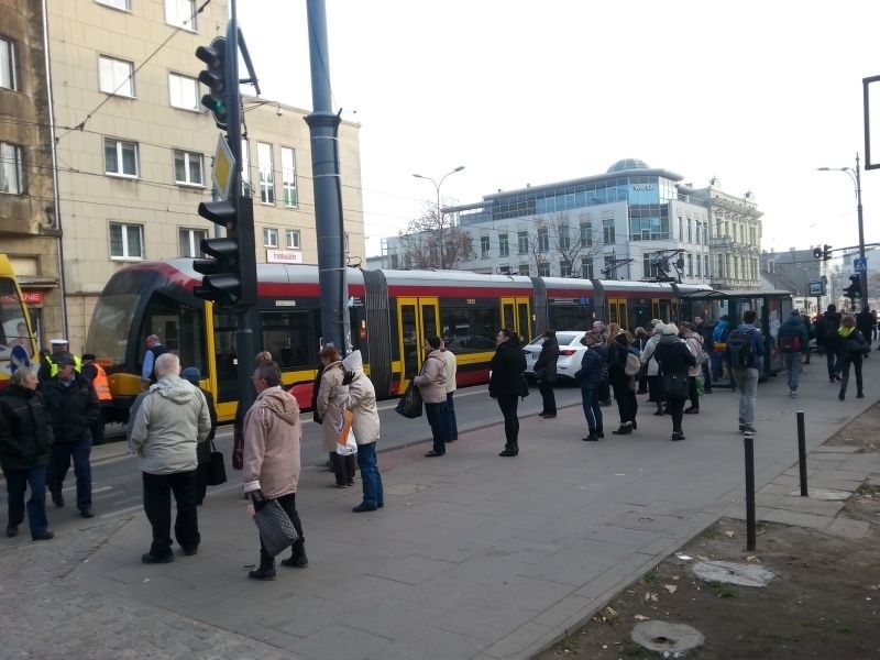 Uwaga! "Jedenastka" zatarasowała przejazd ulicą Piotrkowską! STOJĄ TRAMWAJE, KORKI! [zdjęcia]