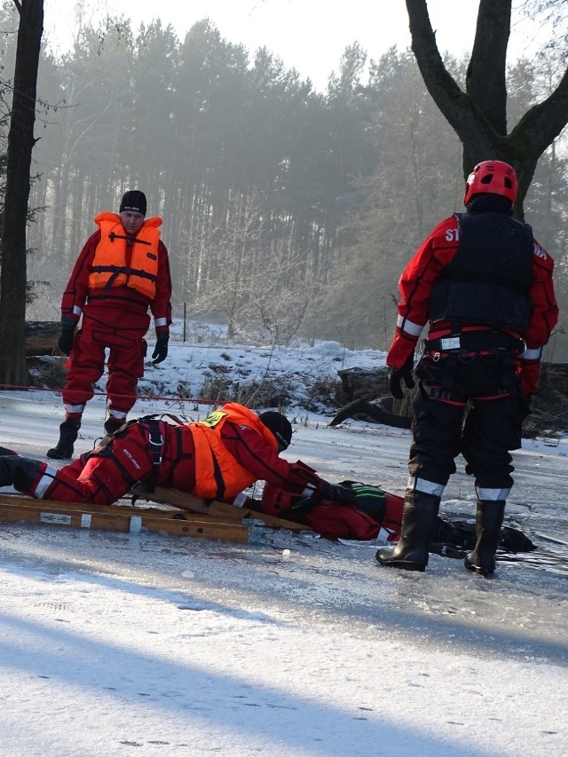 Zarówno strażacy zawodowi, jak i ochotnicy razem sprawdzali swoje umiejętności  na Jeziorze Lutowskim.