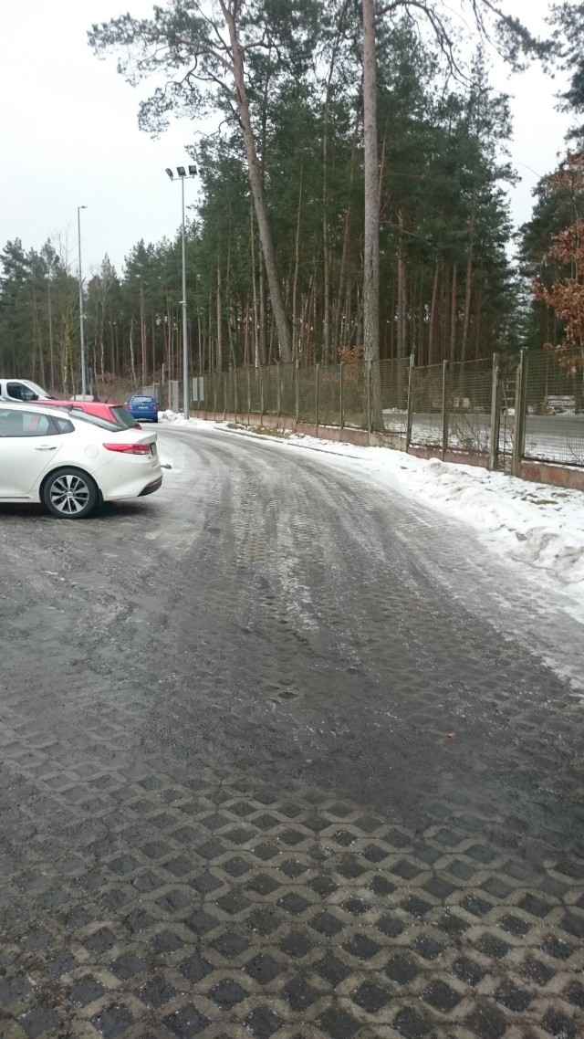 - Parking główny przy bramie szpitala. Wysiada się z auta i sam lód - napisał na alarm@gs24.pl Internauta lm1978, który przesłał również zdjęcia. - Jest niebezpieczne. Pomijam że przy SOR-ze, gdzie parkują lekarze jest ok. Widocznie pacjent może się połamać a z tego co wiem szpital ma długi. Tylko czekać aż przyjdzie im płacić odszkodowania za wypadek. Wstyd.Do sprawy wrócimy.Zobacz również:  Nowoczesna wizja SPP. Powstanie w Szczecinie? [wideo]