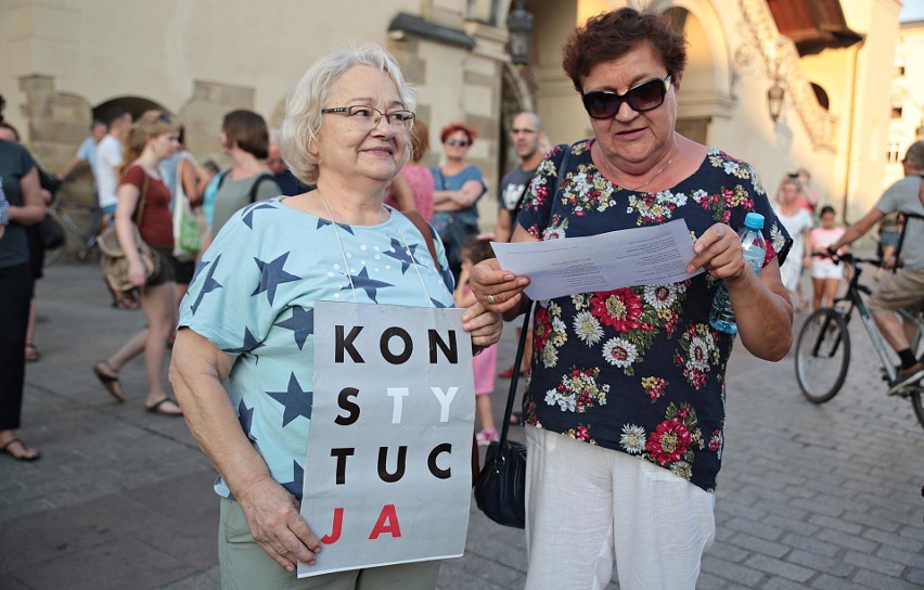 Na krakowskim Rynku znów zapłonęło światełko dla sądów [ZDJĘCIA]