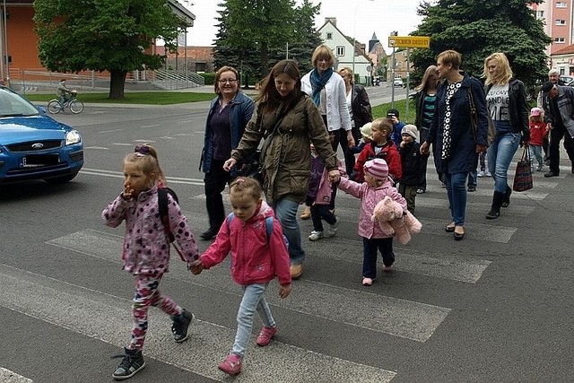 Podczas zajęć z mł. asp. Justyną Łętowską, dzieci poznały zasady bezpiecznego przechodzenia przez jezdnię.
