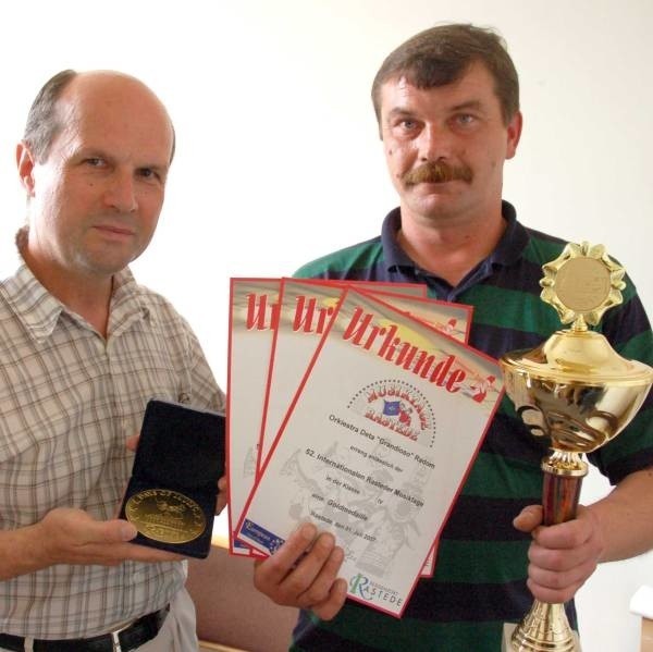 Trofea Grandioso z Mistrzostw Europy Orkiestr Dętych prezentują Marek Zdyb (lewej) i Sławomir Dobrasiewicz.