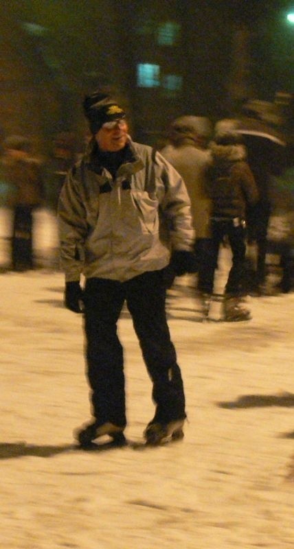 Z lodowiska w Skarżysku korzystają nie tylko dzieci. Na zdjęciu przewodniczący Rady Miasta w Skarżysku Bogusław Ciok.