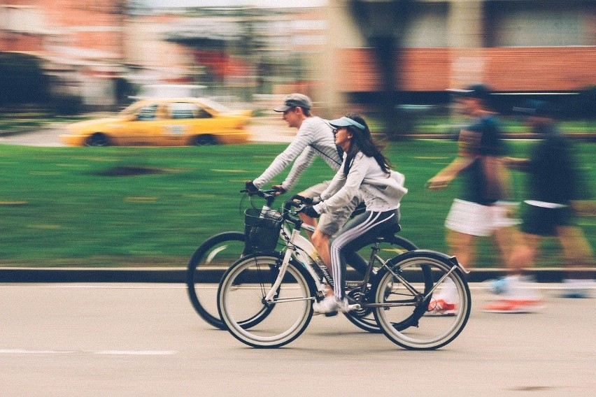 Przepisy zezwalają poruszanie się po szosie rowerzystów...