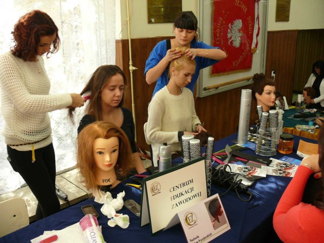 Pokaz fryzjerstwa w wykonaniu uczennic CEZ.