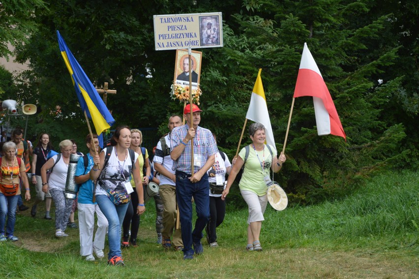 Pielgrzymi  z dekanatu tuchowskiego wchodzą na stadion w...