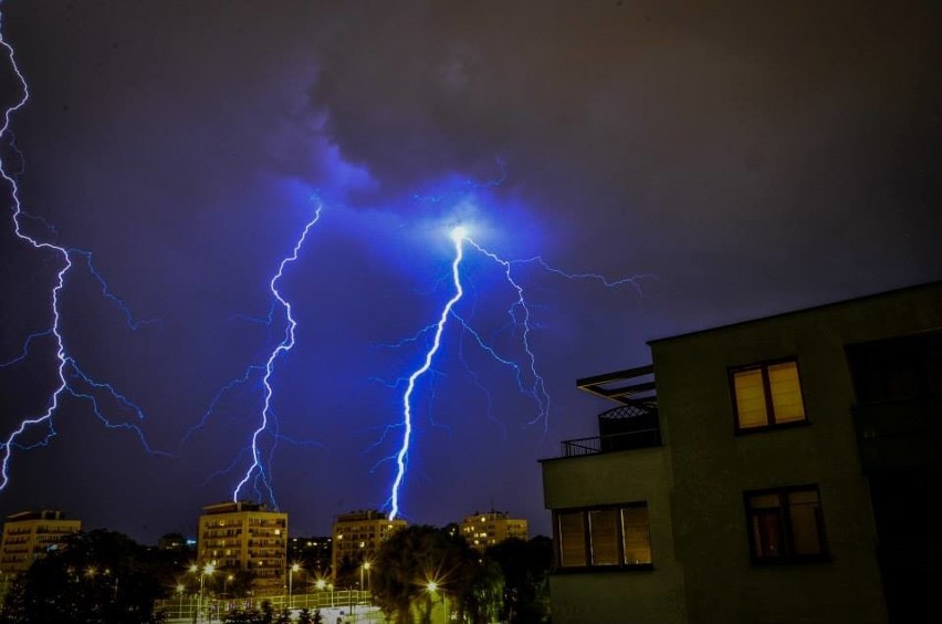 Zdjęcia nocnej burzy z okolic Wieczystej i hali widowiskowo...