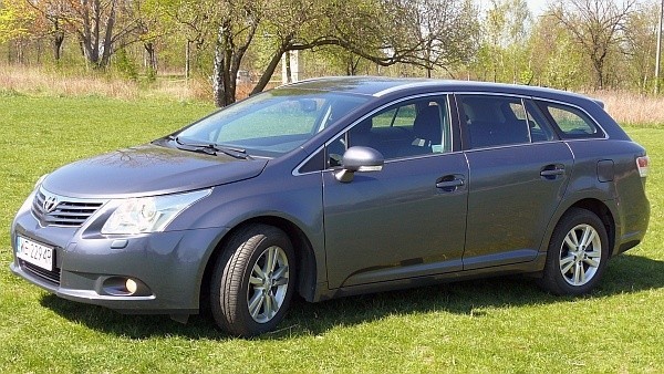 W nowej toyocie avensis sporych rozmiarów reflektory, grill i przedni zderzak tworzą spójną całość.