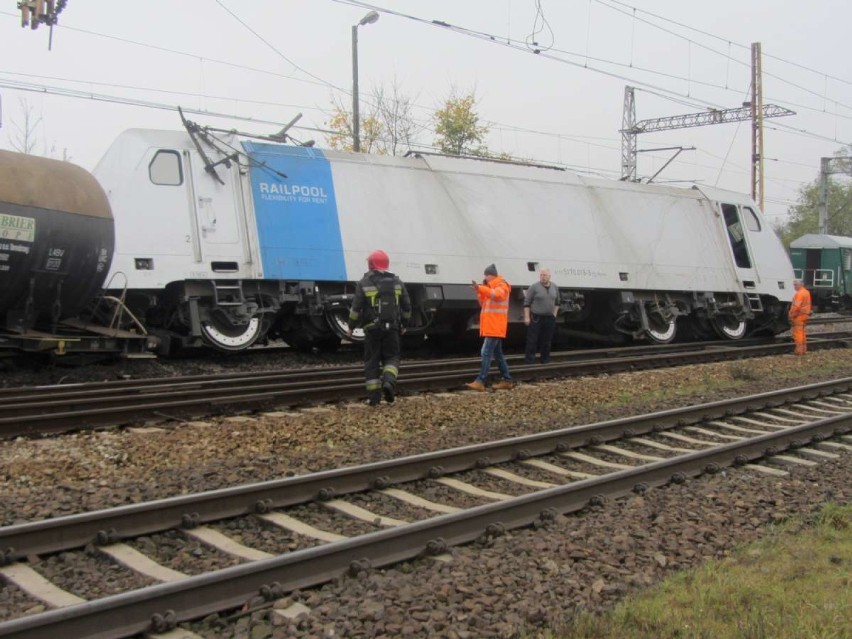 Gniezno: Wykoleił się pociąg z siarką [ZDJĘCIA]