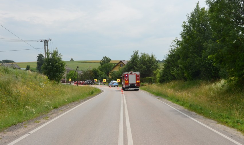 Wypadek z Zadrożu. Czołowo zderzyły się dwa samochody, jedna osoba ranna