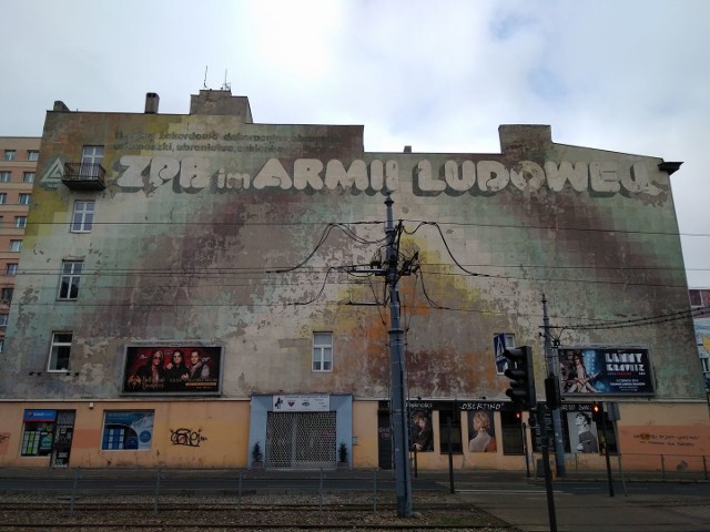 Stara reklama zakładów im. Armii Ludowej właśnie zniknęła pod warstwą nowego ocieplenia budynku przy ul. Żwirki 3 (na rogu al. Kościuszki).