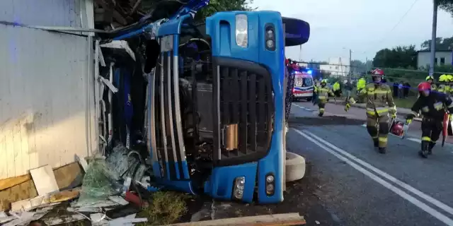 Janowo w powiecie szczycieńskim. Wypadek zablokował dk 58. Ciężarówka uderzyła w budynek. Ranny kierowca trafił do szpitala
