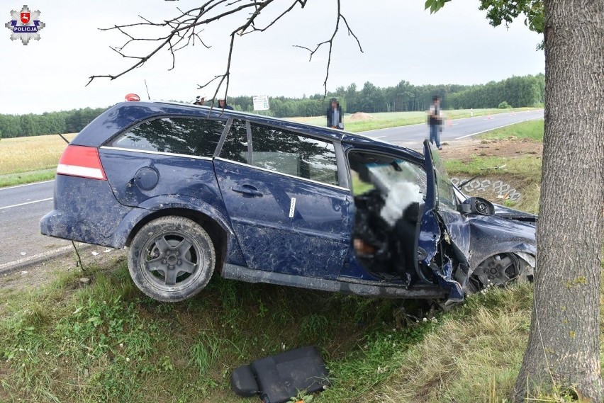 Tragiczny wypadek w powiecie lubartowskim. Opel uderzył w drzewo. Życia kierowcy nie udało się uratować