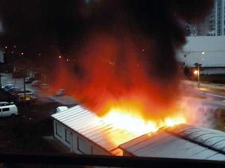 Amatorskie zdjęcie naszej czytelniczki Justyny Kasprzak wykonane tuż przed 4.00. - Nie mogliśmy otworzyć okna, taki walił dym! - opowiada.