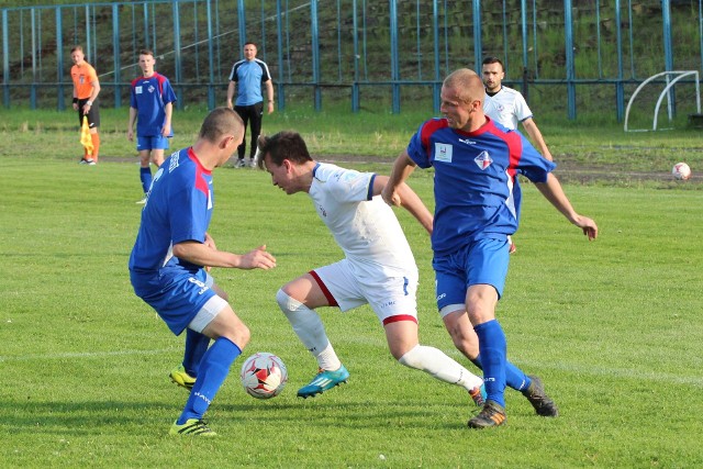 Wszyscy trzej piłkarze Granatu z tego zdjęcia – Damian Szyszka, Norbert Drożdżał i Kamil Uciński – grają dziś w Łysicy. Znów będą walczyć z Arkadiuszem Krzymieńskim (przy piłce), który teraz gra w Granacie (tu w barwach GKS Nowiny)