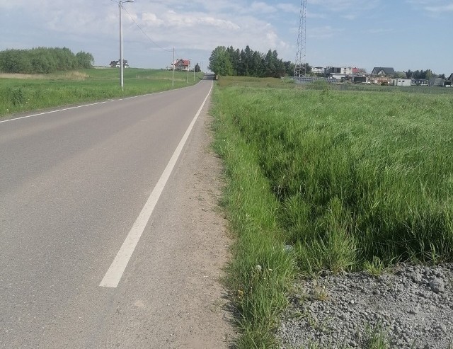 Mieszkańcy domagają się chodnika przy drodze powiatowej na odcinku około 800 metrów