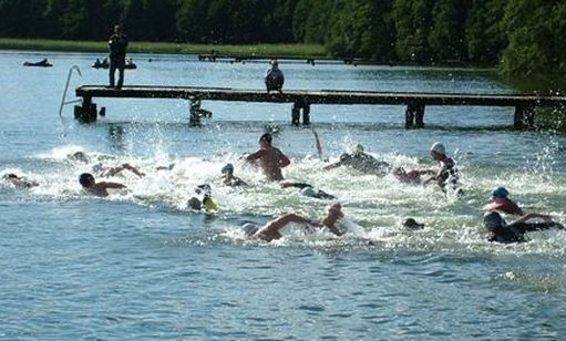 Pływacy po starcie w jeziorze Lubowidz.
