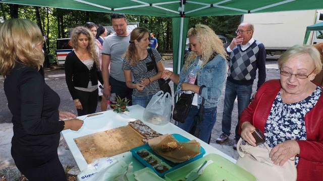 W środę na Górze Chełmskiej w Koszalinie odbył się piknik rodzinny, któremu towarzyszyła loteria na rzecz budowy Centrum Pielgrzymkowo-Turystycznego.Zobacz także Obchody Święta Wojska Polskiego w Koszalinie