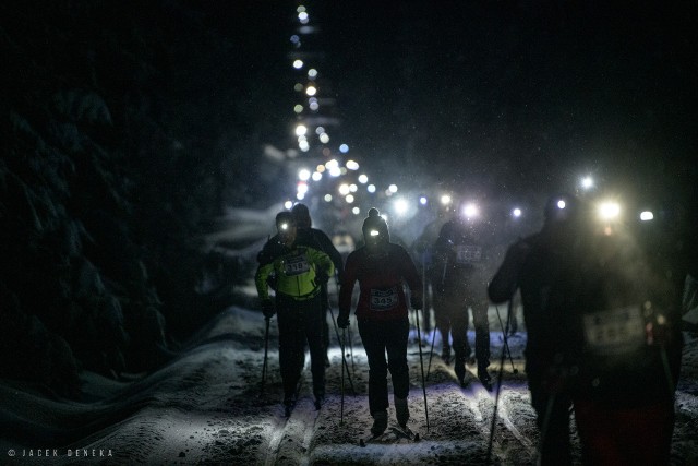 47 Bieg Piastów – BRUBECK Nocna 12 (WYNIKI, ZDJĘCIA). Blisko 350 osób w poniedziałek wieczorem zmierzyło się z prawie 14-kilometrową trasą BRUBECK Nocnej 12 – trzeciej odsłony 47 Biegu Piastów – Festiwalu Narciarstwa Biegowego. Okoliczności tej rywalizacji były przepiękne - zmrok, padający śnieg i nieskończona liczba latarek-czołówek oświetlających trasę.