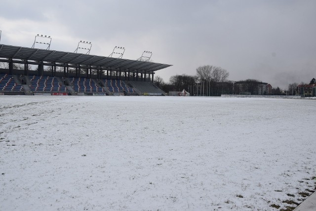 Tak we wtorek, 27 lutego, wyglądała murawa na stadionie przy ul. Narutowicza w Radomiu. Zalegała na niej warstwa śniegu. Czy Radomiak zagra tutaj zgodnie z planem z Legionovią w niedzielę, 11 marca? Na razie nie wiadomo.