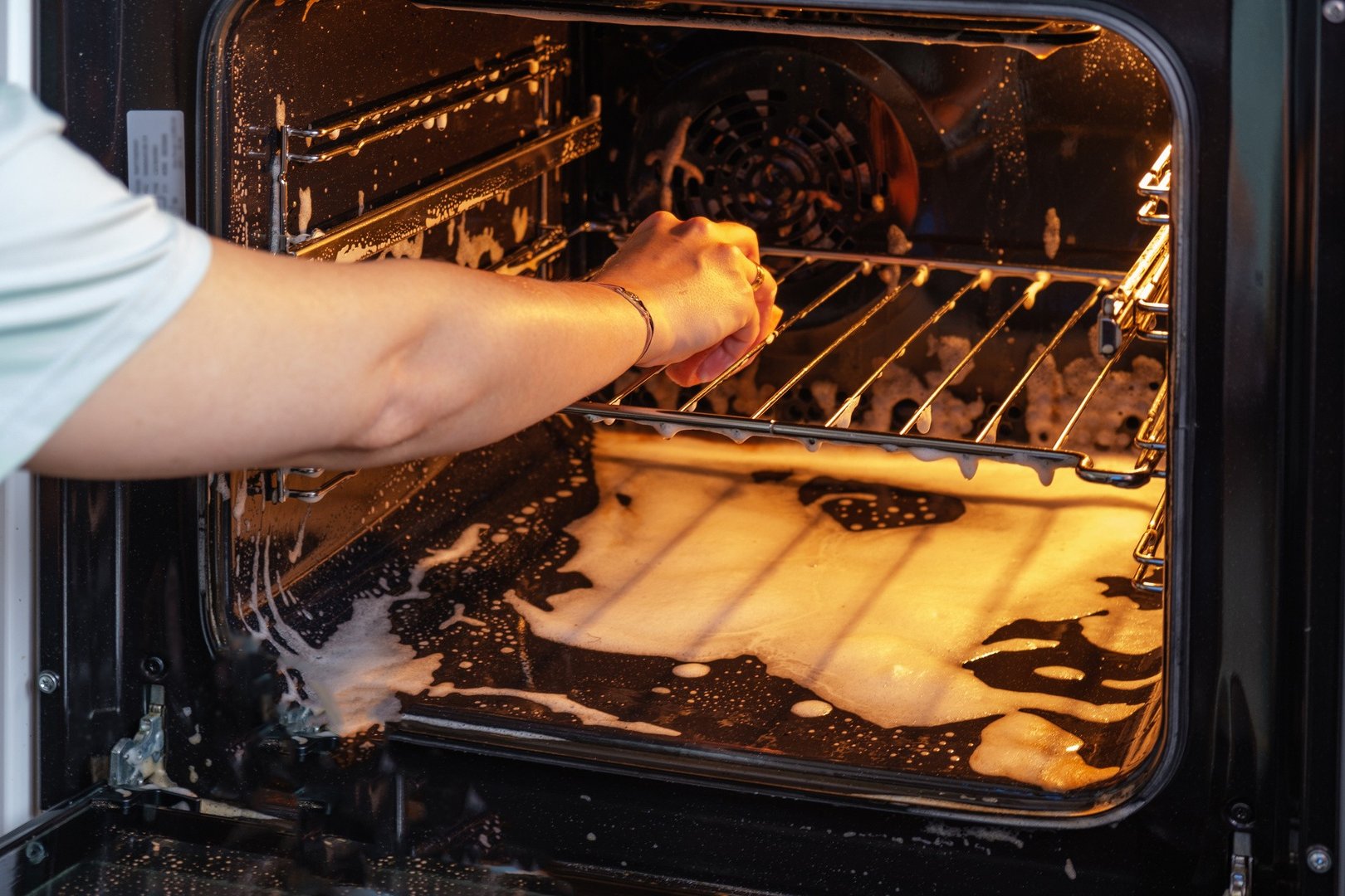 Jak szybko wyczyścić piekarnik? Poznaj najlepsze babcine sposoby, które  ułatwią życie! Niezawodne triki na czyszczenie piekarnika bez chemii |  RegioDom