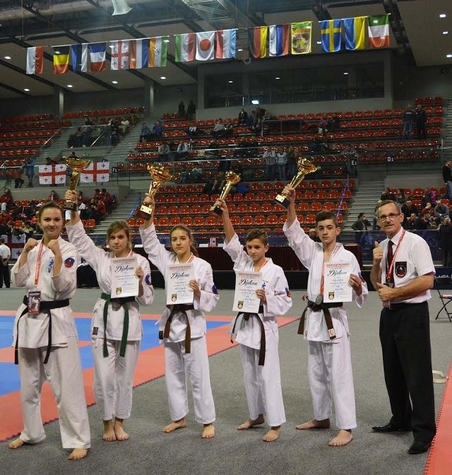 Prezes Jurajskiego Klubu Oyama Karate w Olkuszu Kazimierz Skalniak ze swoimi podopiecznymi, zdobywcami medali w ME