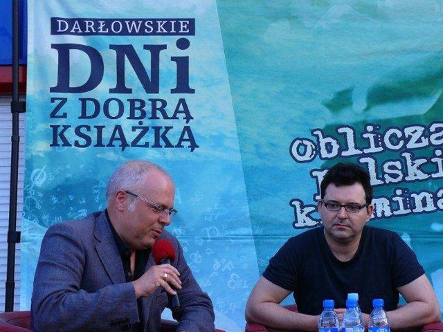 W ubiegłym roku imprezę organizowano pod hasłem Dni z Dobrą Książką. Na zdjęciu spotkanie z Markiem Krajewskim (z lewej), autorem m.in. stylowych kryminałów, których bohaterem jest Eberhard Mock, przedwojenny wrocławski detektyw.