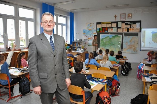 W ostatnich trzech latach wydaliśmy dwa miliony złotych na modernizację szkoły, aby jak najlepiej dostosować ją do potrzeb młodszych dzieci - mówi Tomasz Blecharczyk, dyrektor SP 49. - I będziemy starać się zmniejszyć liczebność pierwszych klas.