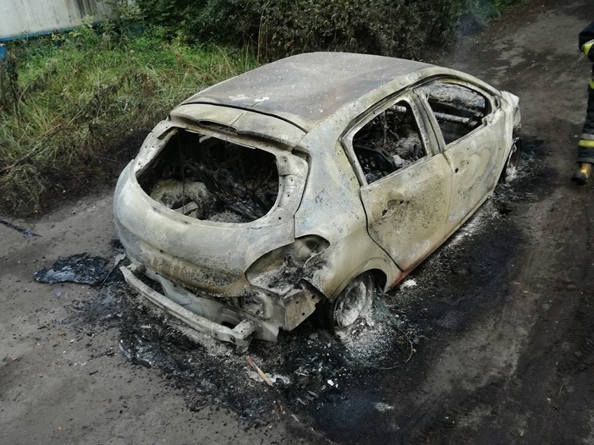 Spalone auto przy zalewie w Dziećkowicach