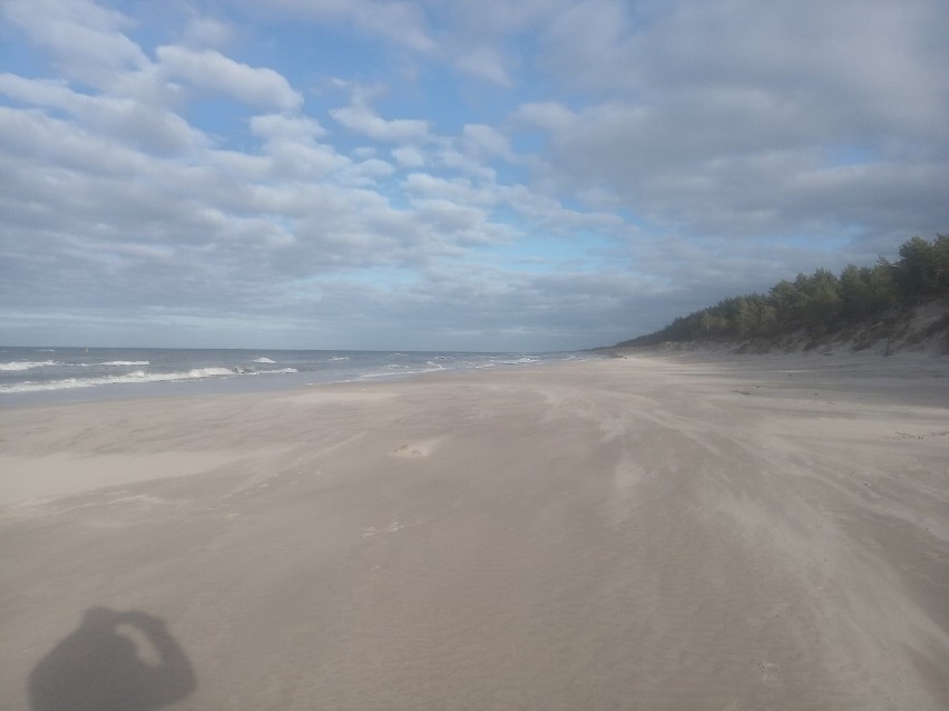 Skutki sztormów w Łebie. Morze naruszyło wał wydmowy, woda zabrała sporo piasku z plaży [zdjęcia]