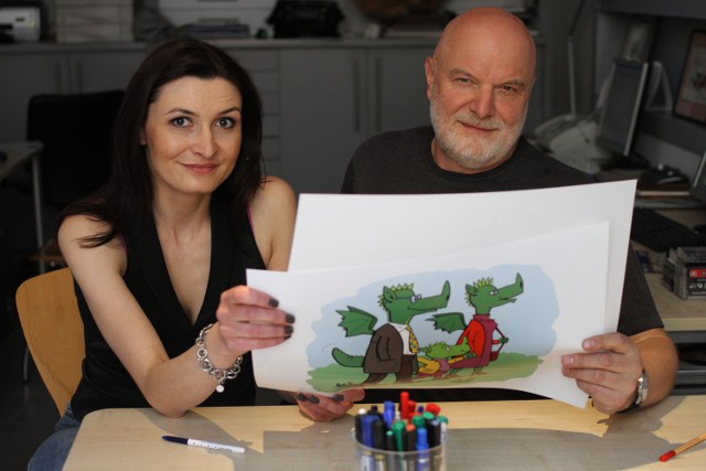 Ewa i Andrzej Mleczko pokazują rysunek do bajki "Smoczek Marian z Drakosławic"