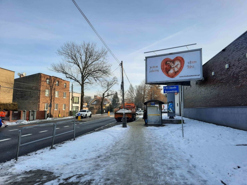 Billboardy z rysunkiem dziecka w sercu-łonie wiszą w całej...