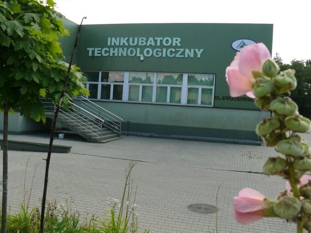 Inkubator Technologiczny powstał w obiekcie, który przed laty był centralna stołówką Huty Stalowa Wola. Agencja Rozwoju Przemysłu przejęła go za długi huty i zmodernizowała.