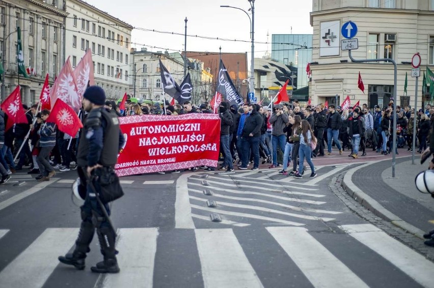 Kilkaset osób wzięło udział w Marszu Zwycięstwa, który w...