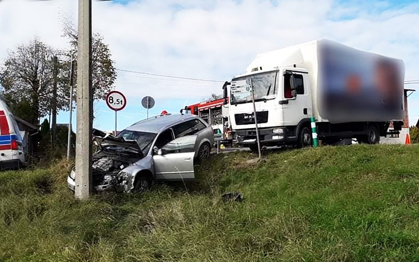 Na krajówce pod Limanową zderzyły się ciężarówka i osobówka. Jedna osoba w szpitalu