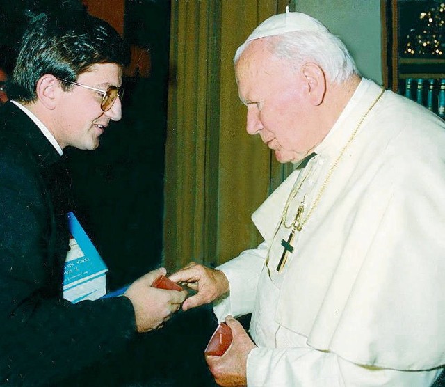 W r. 1997 ks. Cielecki prezentował Janowi Pawłowi II książkę „Z rąk Ojca Świętego”, a kilka tygodni temu, papieżowi Franciszkowi książkę i film o jego poprzedniku