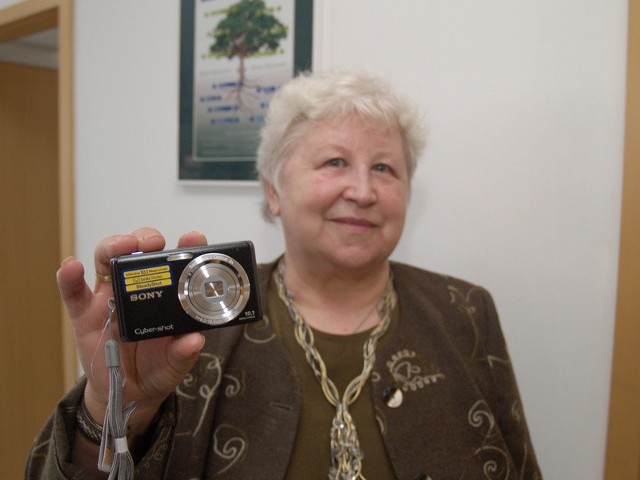 Krystyna Taciak wygrała w naszej loterii aparat fotograficzny. &#8211; Jest mały, lekki, w sam raz dla mnie &#8211; mówiła odbierając swoją nagrodę. 