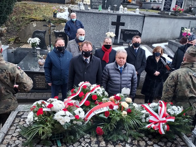 Od złożenia kwiatów na grobie powstańców styczniowych – braci Ludwika i Kazimierza Nurowskich rozpoczęły się w Zawichoście obchody 158. rocznicy wybuchu powstania styczniowego.