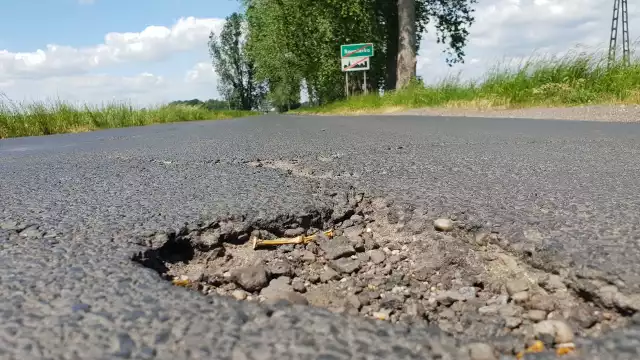 Droga w okolicy Rozmierki jest w fatalnym stanie. Przebudowa była koeniczna.