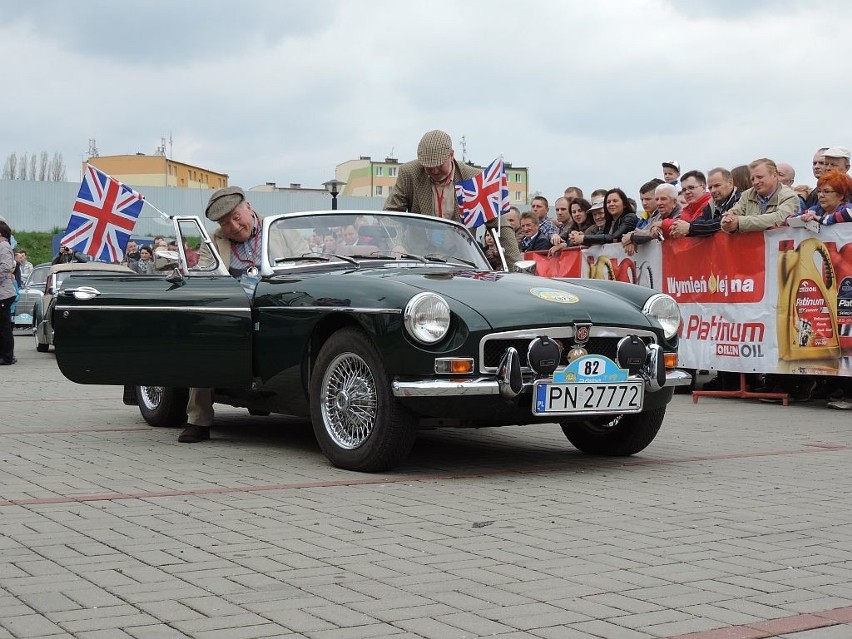 Rajd Weteranów Szos. Zobacz stare auta. Posłuchaj pięknej muzyki [zdjęcia, wideo]