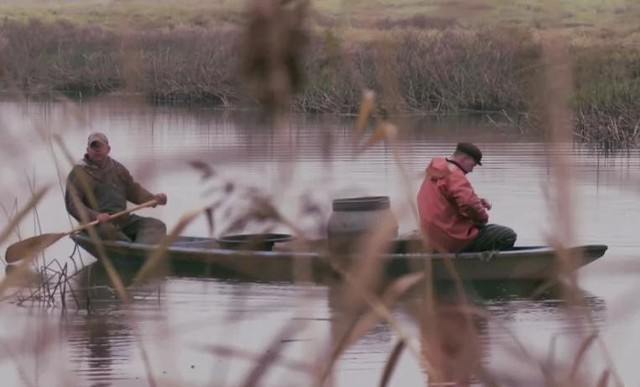 Kadr z filmu o młodym rybaku pracującym na Odrze.