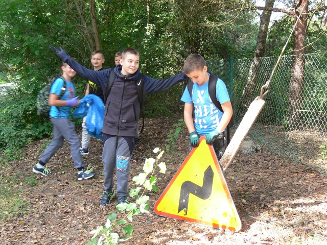 W lesie przy drodze Koprzywnica - Beszyce znaleziono także tablice ze znaku drogowego, którą chłopcy wyciągnęli z rowu.