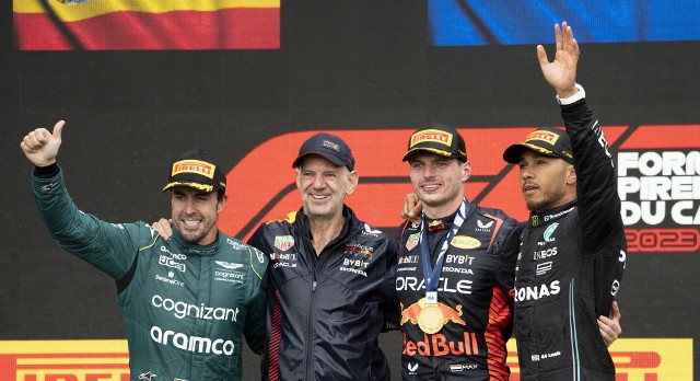 Od lewej: kierowca Astona Martina Fernando Alonso, Newey, Max Verstappen i Lewis Hamilton
