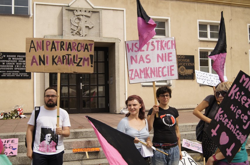 Manifestacja środowisk feministycznych na rynku w Opolu