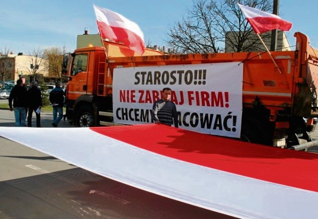 Sesja nadzwyczajna rozpoczęła się od głośnej pikiety pod oknami starostwa, na parkingu  przy ul. Parkowej. Były flagi, syreny i klaksony