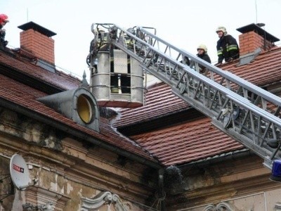 Aby zlokalizować źródło zadymienia, strażacy rozebrali 1 metr kwadratowy dachu