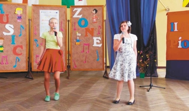 Angielskie piosenki śpiewali uczestnicy II Międzyszkolnego Konkursu Piosenki Anglojęzycznej "Music Zone".