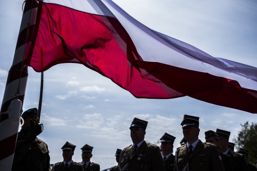 2 maja Dzień Flagi RP: Polska flaga mogła mieć aż trzy barwy: białą, czerwoną i granatową