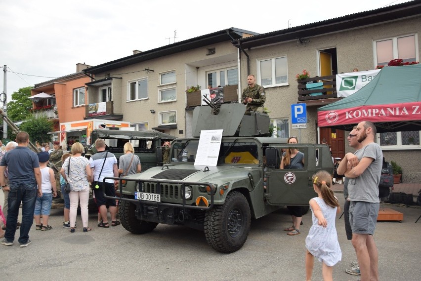 Parada i tańce instrumentalistów w Skale. Festiwal Orkiestr Wojskowych i Dętych