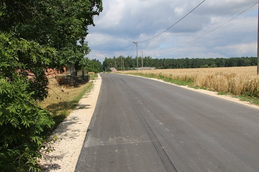 Droga prowadząca przez wieś Sprowa w gminie Słupia